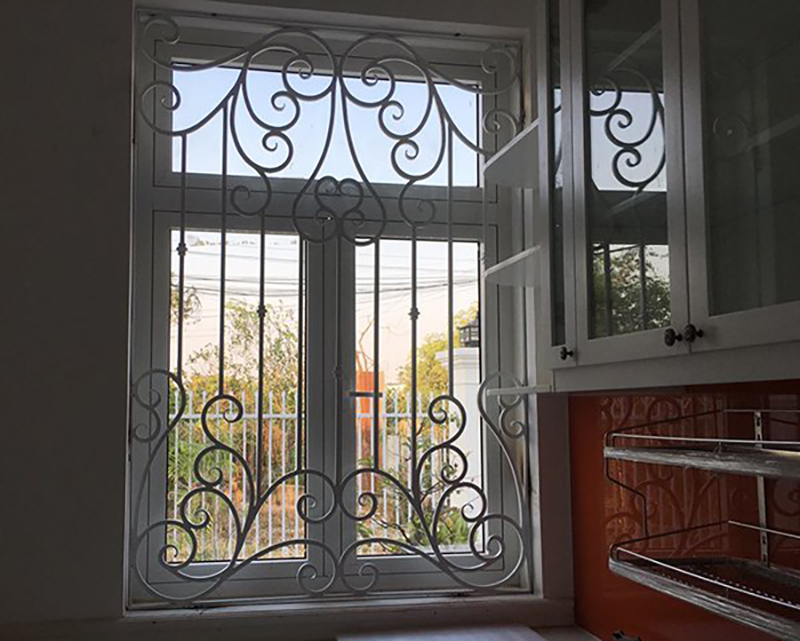 Mẫu hoa sắt nghệ thuật cửa sổ cho nhà theo phong cách hiện đại