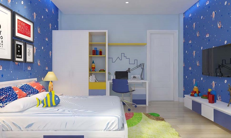 Phòng ngủ tone màu xanh đậm với nội thất đầy đủ, kệ treo tường độc đáo